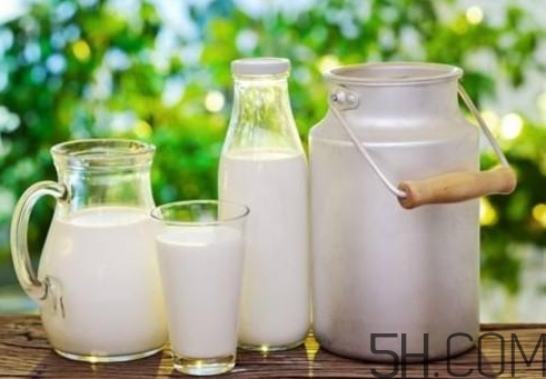 早上喝牛奶豐胸嗎？早上喝牛奶會胖嗎？