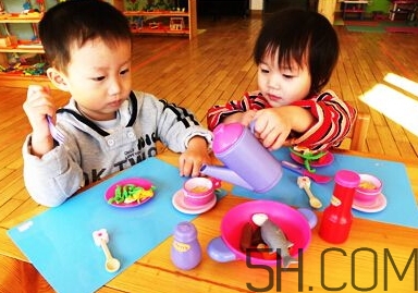 寶寶上幼兒園需要準(zhǔn)備什么？寶寶上幼兒園哭鬧怎么應(yīng)對？