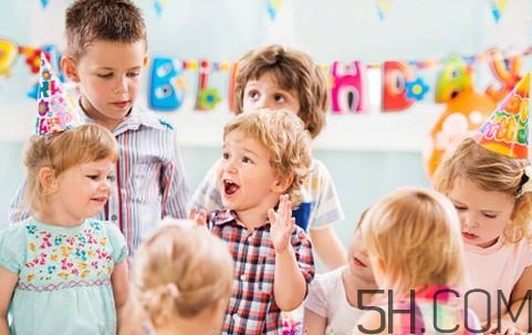 寶寶上幼兒園需要準(zhǔn)備什么？寶寶上幼兒園哭鬧怎么應(yīng)對？