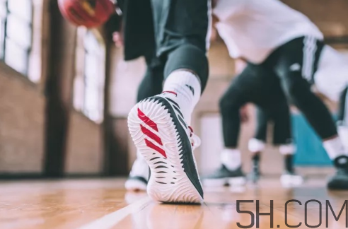 adidas dame 4多少錢？阿迪達斯利拉德四代上腳效果