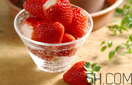 草莓怎么洗不會(huì)爛掉？草莓農(nóng)藥殘留為什么多？