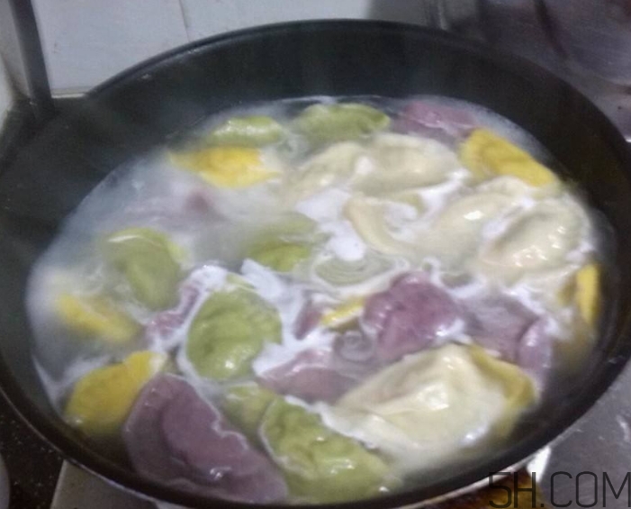 煮餃子用冷水還是熱水？煮餃子用大火還是小火？