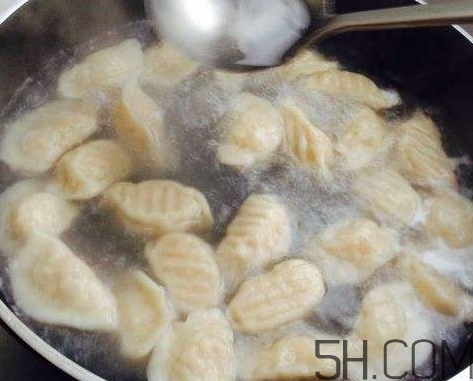 煮餃子用冷水還是熱水？煮餃子用大火還是小火？