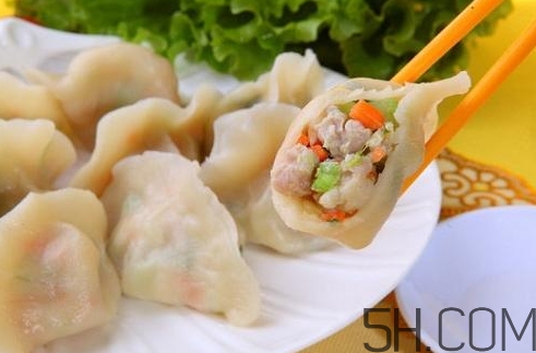 煮餃子用冷水還是熱水？煮餃子用大火還是小火？