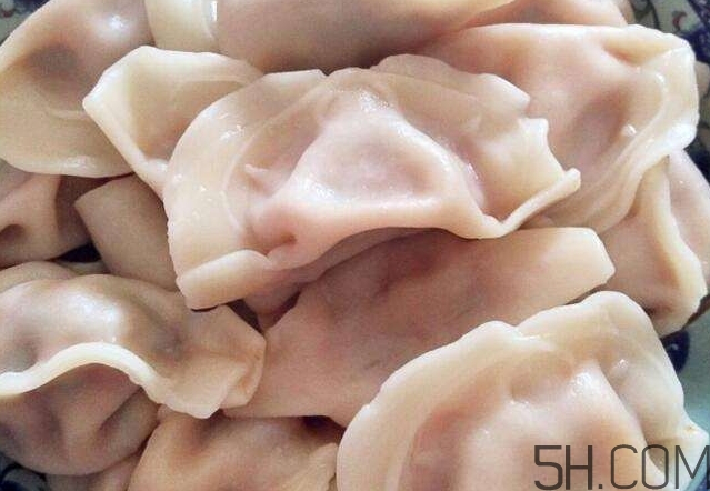 煮餃子用冷水還是熱水？煮餃子用大火還是小火？