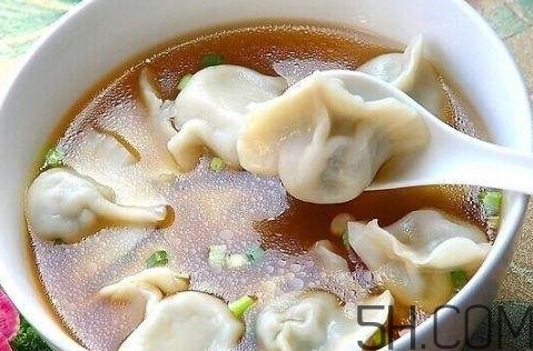 煮餃子用冷水還是熱水？煮餃子用大火還是小火？
