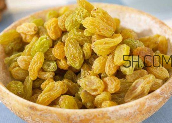 葡萄干泡水喝有什么好處？葡萄干吃之前需要洗嗎