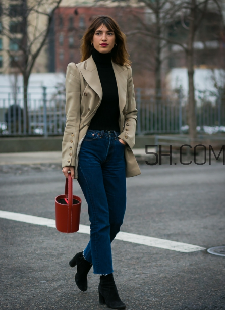紅色包包配什么顏色衣服？紅色包包怎么搭配？