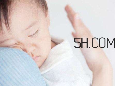 抱著寶寶睡覺到底好不好？如何糾正抱著寶寶睡覺？