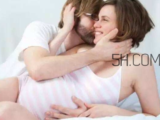 孕晚期同房有助于生產(chǎn)嗎？孕晚期同房對胎兒有影響嗎？
