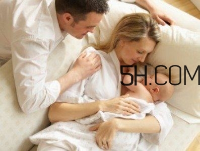 抱著寶寶睡覺到底好不好？如何糾正抱著寶寶睡覺？