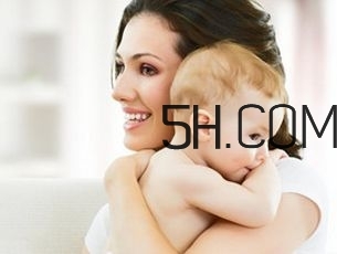 抱著寶寶睡覺到底好不好？如何糾正抱著寶寶睡覺？