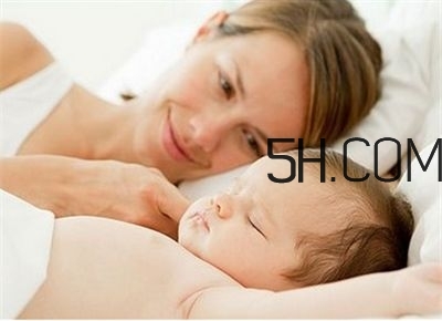 抱著寶寶睡覺到底好不好？如何糾正抱著寶寶睡覺？