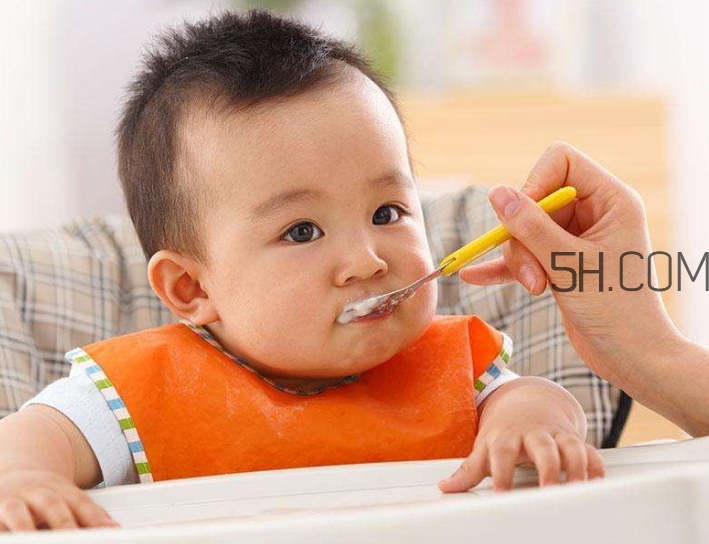 母乳和奶粉哪個好？媽媽開心最重要