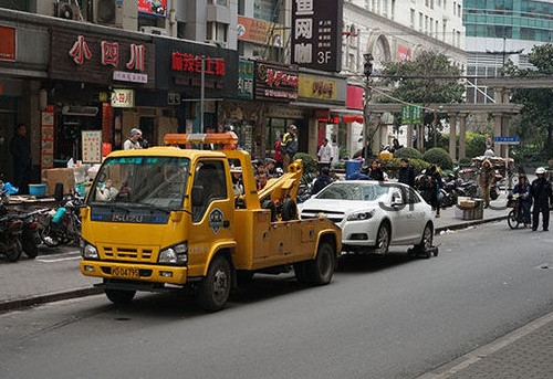 汽車拖車費(fèi)能報(bào)嗎？汽車的前后拖車孔怎么打開？