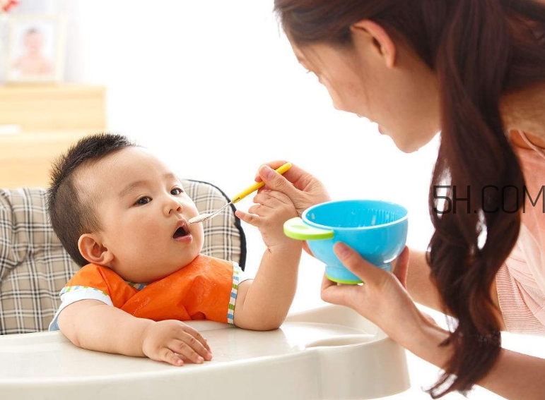 寶寶多大可以自己吃飯？如何讓寶寶愛(ài)上吃飯？