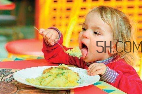 教會(huì)寶寶自己吃飯，你做到這些了嗎？