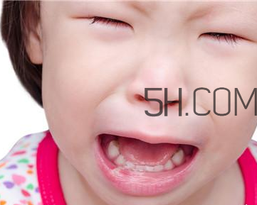 幼兒嘴巴長(zhǎng)泡疹怎么辦才好？小兒腦癱與發(fā)育遲緩一樣嗎？