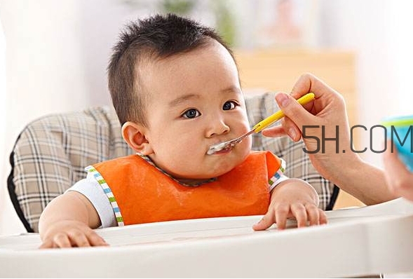 寶寶多大可以自己吃飯？如何讓寶寶愛(ài)上吃飯？