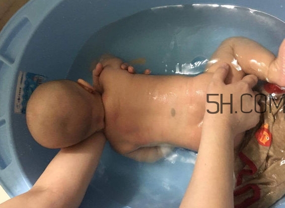 如何正確給寶寶洗澡？給寶寶洗澡水溫多少度？