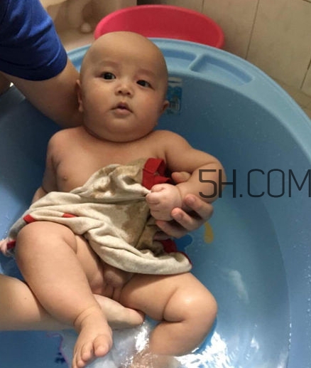 如何正確給寶寶洗澡？給寶寶洗澡水溫多少度？