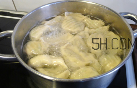 為什么餃子煮熟了會浮起來？餃子煮多久才熟？