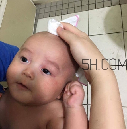 如何正確給寶寶洗澡？給寶寶洗澡水溫多少度？