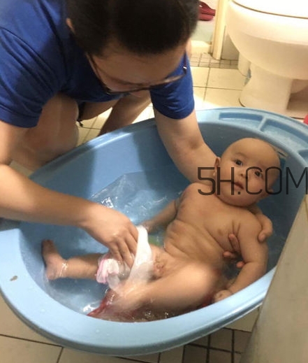 如何正確給寶寶洗澡？給寶寶洗澡水溫多少度？