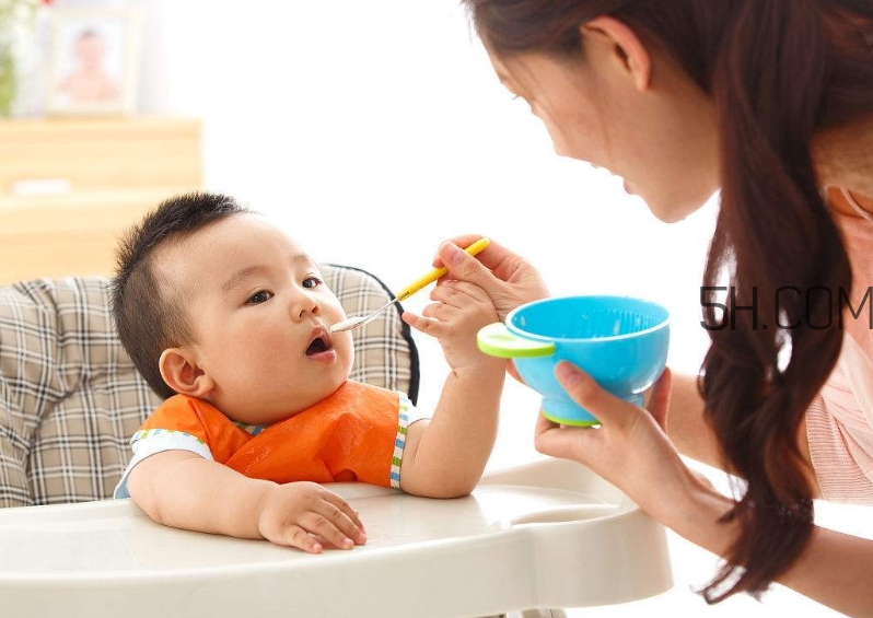 教會(huì)寶寶自己吃飯，你做到這些了嗎？