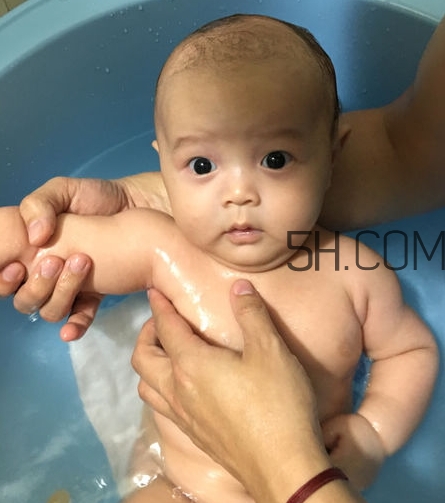 如何正確給寶寶洗澡？給寶寶洗澡水溫多少度？