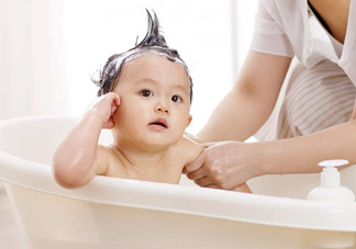 如何正確給寶寶洗澡？給寶寶洗澡水溫多少度？
