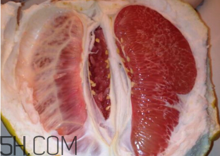 紅心柚和白心柚有什么區(qū)別？柚子皮泡水喝的作用？