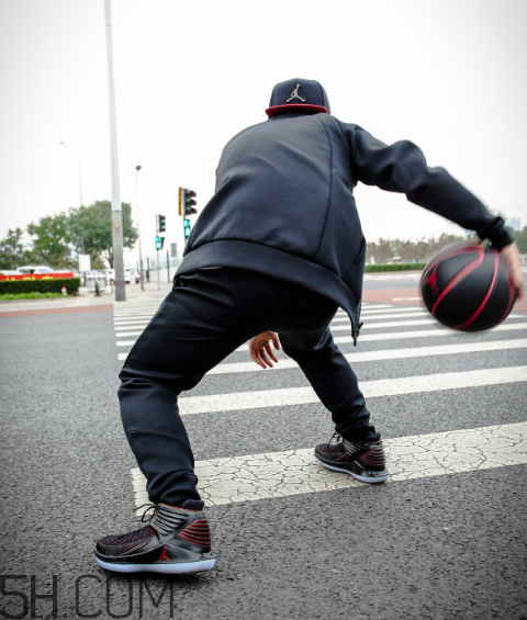 air jordan 32黑紅禁穿配色上腳效果怎么樣？