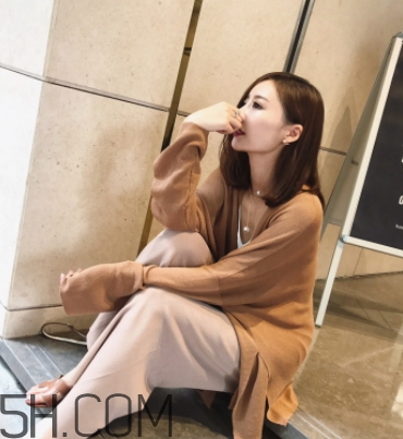 焦糖色風衣配什么內(nèi)搭？焦糖色風衣里面穿什么