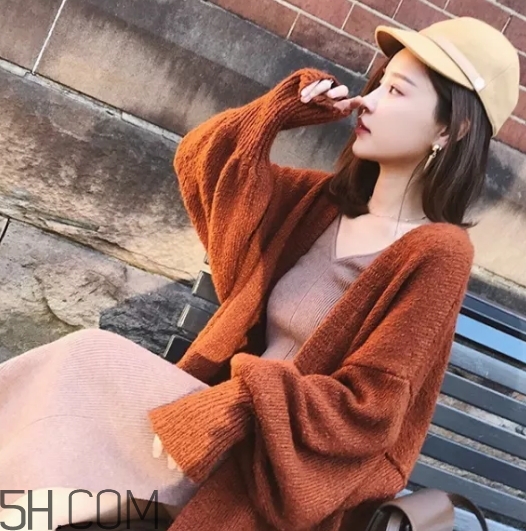 焦糖色毛衣配什么外套？焦糖色毛衣配什么顏色外套好看