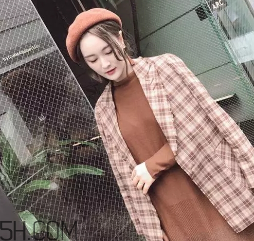 焦糖色毛衣配什么外套？焦糖色毛衣配什么顏色外套好看