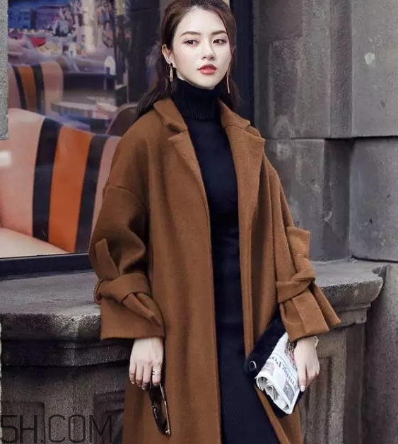 焦糖色大衣配什么顏色圍巾？焦糖色呢子配什么圍巾