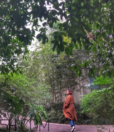 焦糖色大衣配什么顏色毛衣？焦糖色大衣毛衣搭配