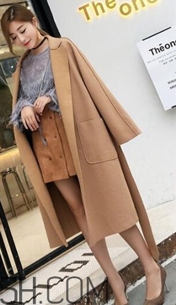 焦糖色風衣搭配什么鞋子？焦糖色風衣搭配什么襪子