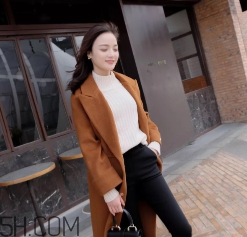 焦糖色風(fēng)衣配什么褲子？焦糖色風(fēng)衣搭配褲子顏色