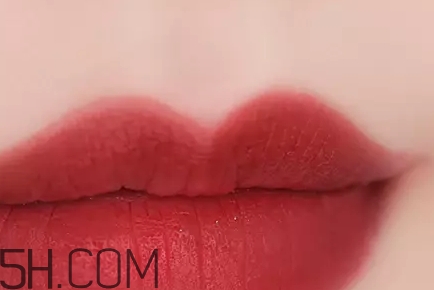 姨媽色口紅適合什么膚色？姨媽色口紅顯白嗎
