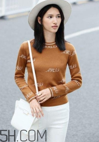 焦糖色毛衣配什么褲子？焦糖色毛衣配什么鞋子？