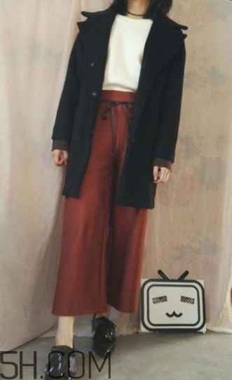 焦糖色褲子配什么顏色外套？焦糖色褲子怎么搭配圖片