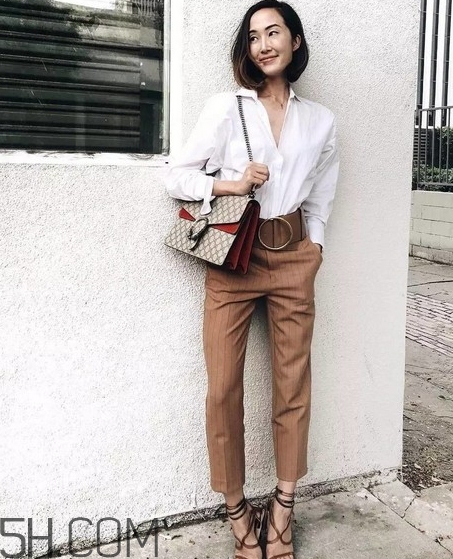 焦糖色褲子配什么鞋子？焦糖色褲子配什么襪子