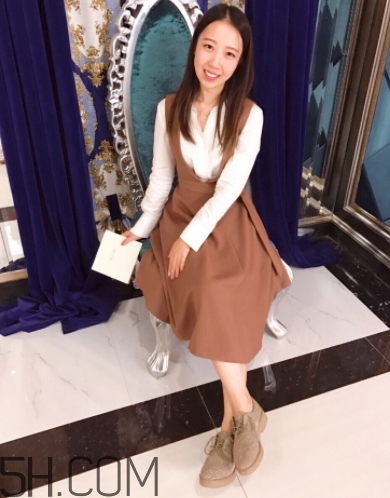 焦糖色裙子配什么襪子？焦糖色裙子配什么鞋子