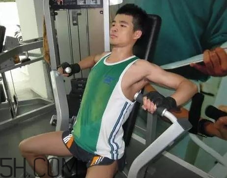 坐姿推胸能練下胸嗎？坐姿推胸和臥推哪個效果好？