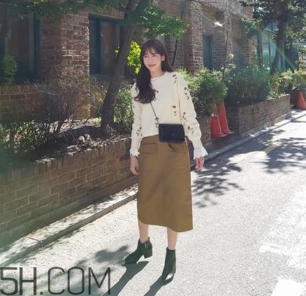 白色毛衣搭配什么裙子？白色毛衣搭配裙子圖片
