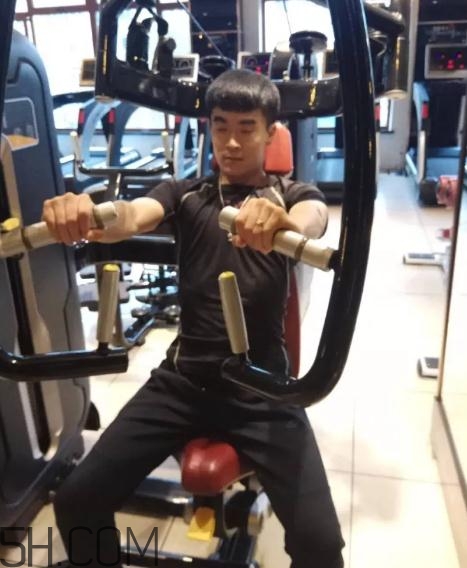 坐姿推胸多重合適？坐姿推胸怎么確定重量？