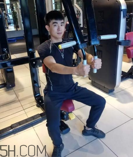 坐姿推胸多重合適？坐姿推胸怎么確定重量？
