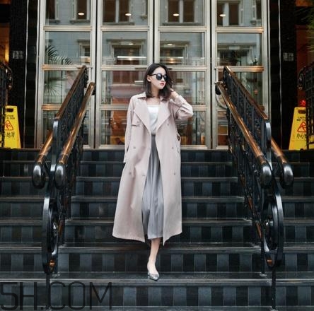 粉色衣服配什么顏色的褲子？粉色衣服搭配褲子圖片
